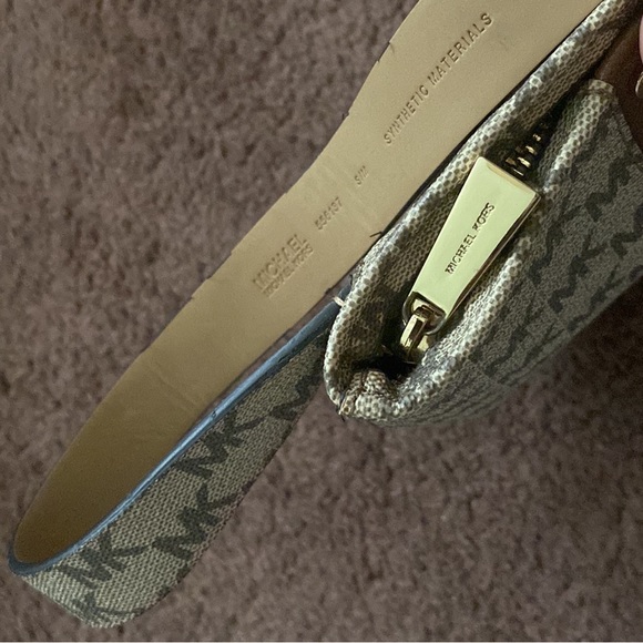 Micheal Kors belt bag Small/ medium - Picture 5 of 17
